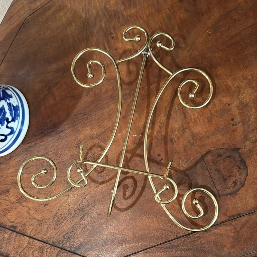 Elegant Gold Metal Display Stand